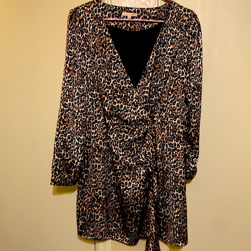 Cheetah print L dress with ruffle in the front.